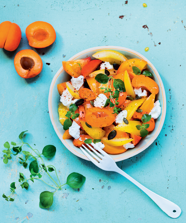 Salade de tomates jaunes, abricots, graines de courge, basilic et chèvre frais