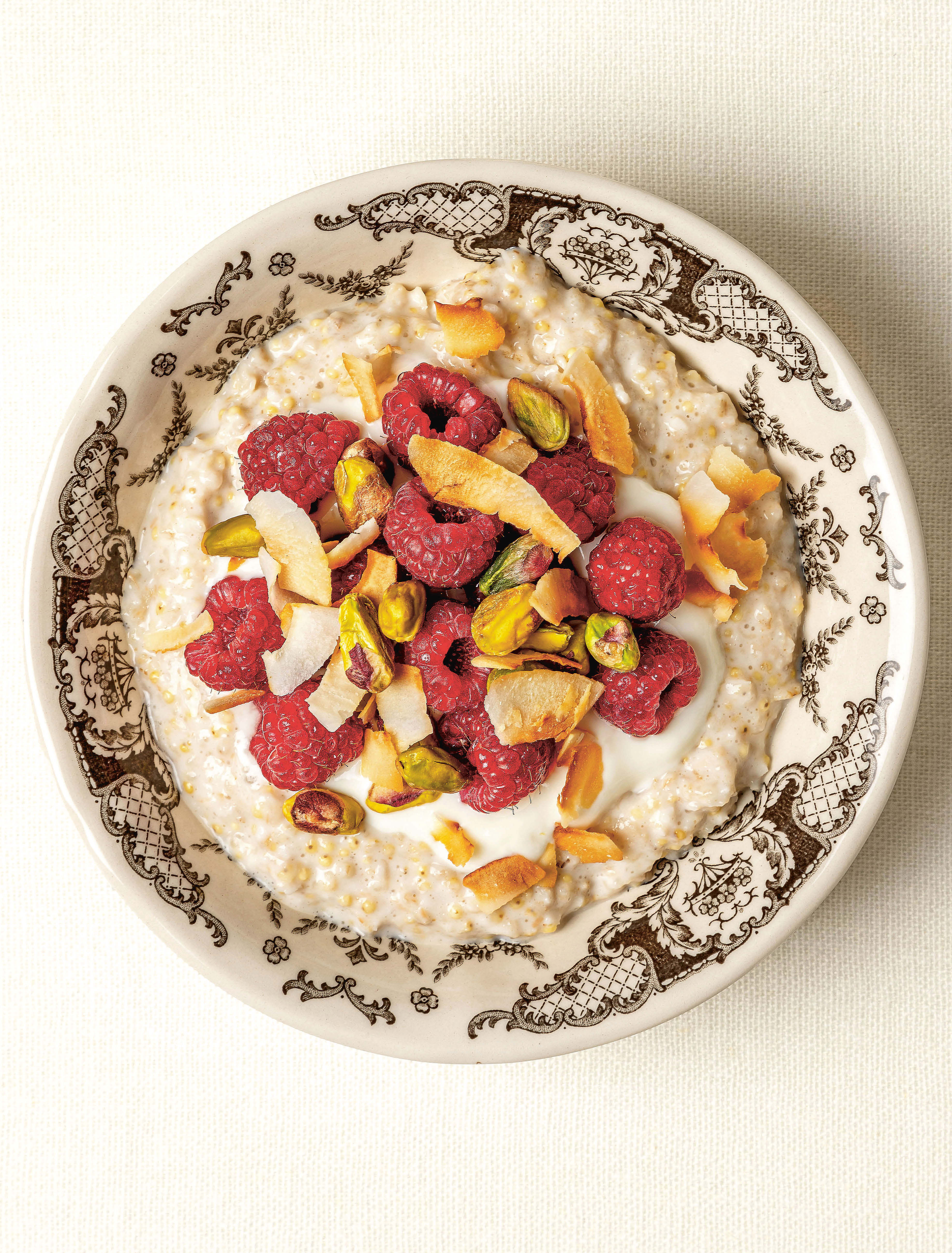 Millet, framboises et yaourt coco : le porridge parfait pour bien commencer la journée
