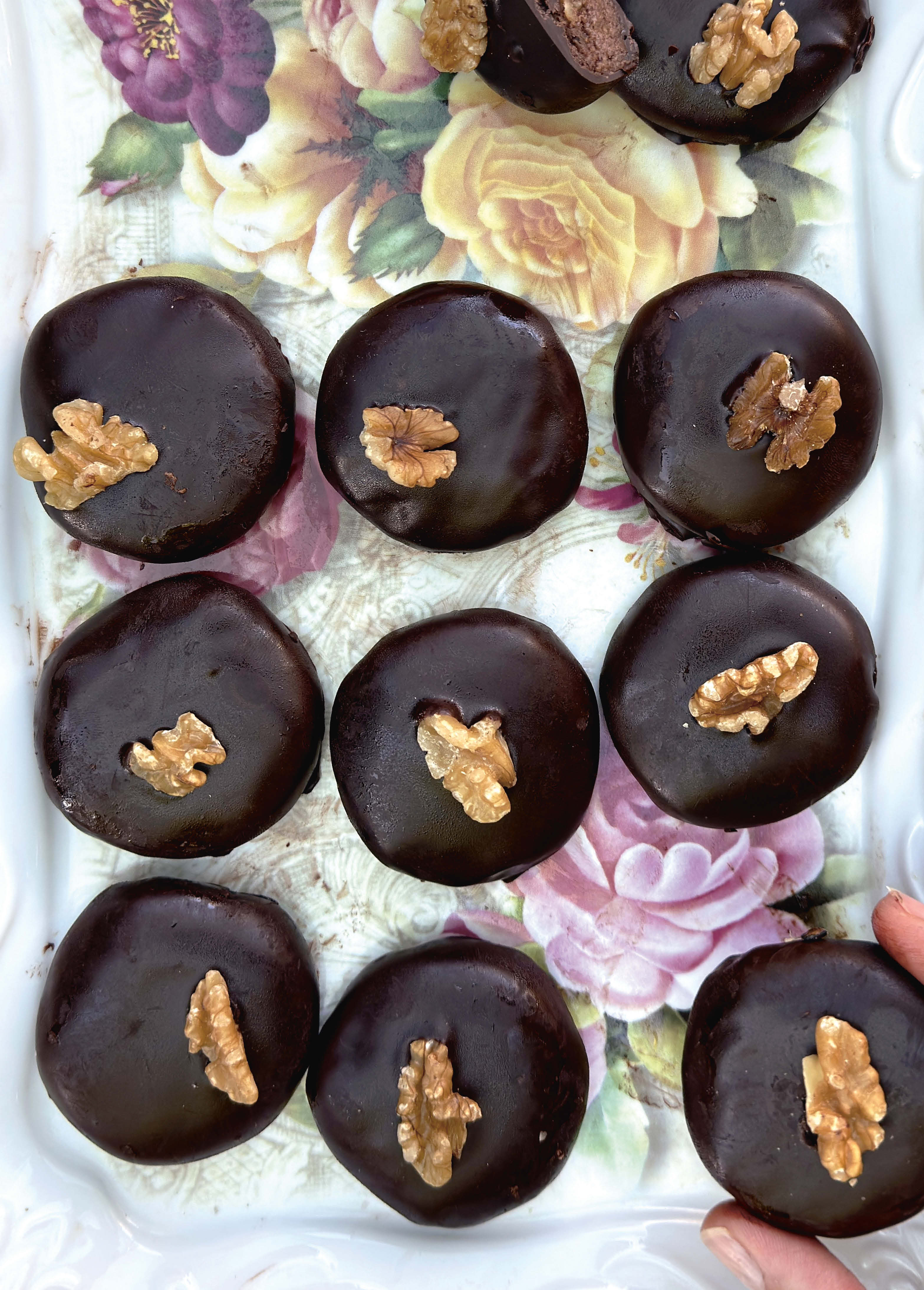 Kariokes : la recette grecque de bouchées au chocolat, aux noix et à l'orange