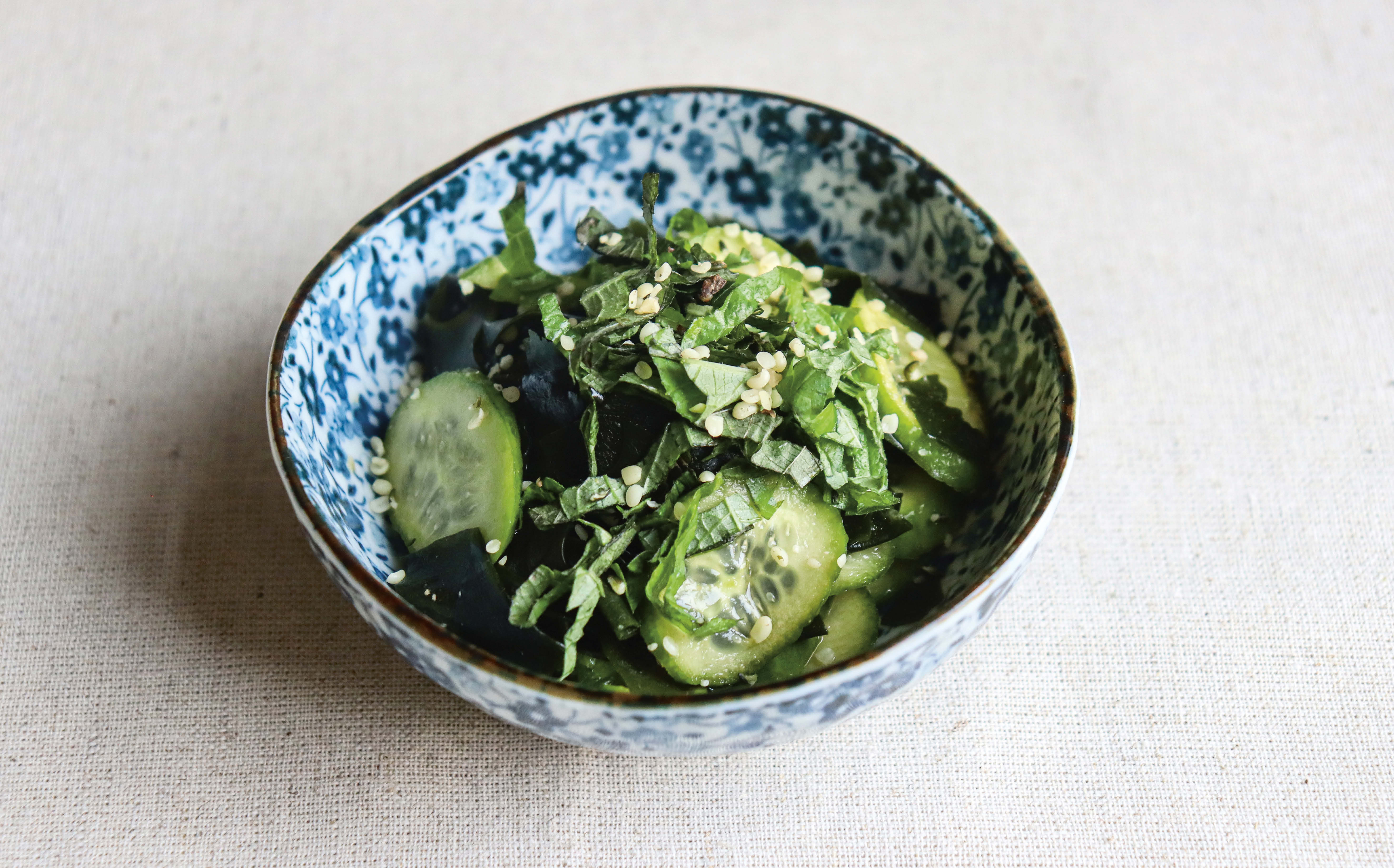 Salade japonaise de concombre et wakamé : une entrée fraîche et savoureuse