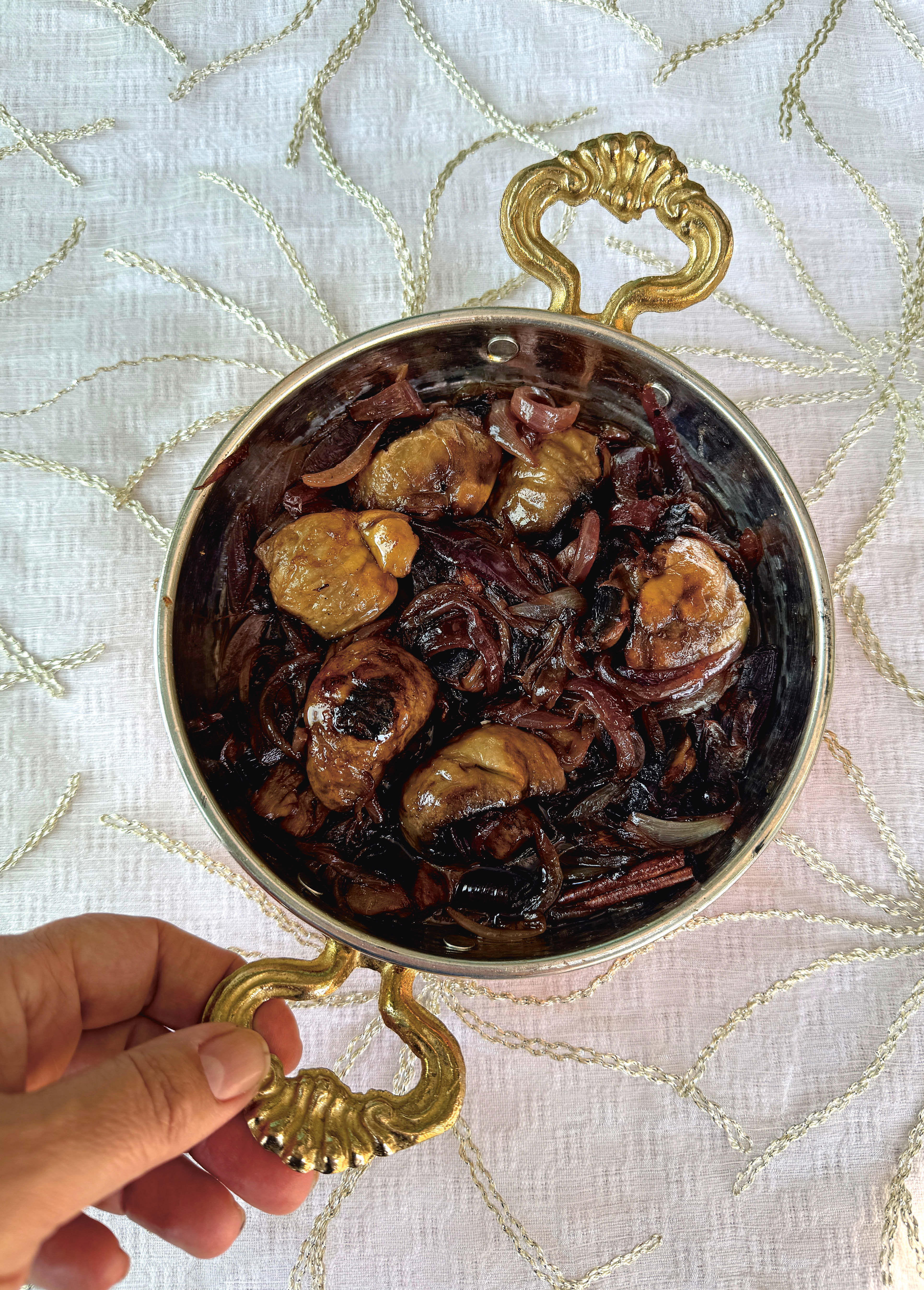 Champignons mijotés façon stifado grec : une recette végétarienne riche en saveurs