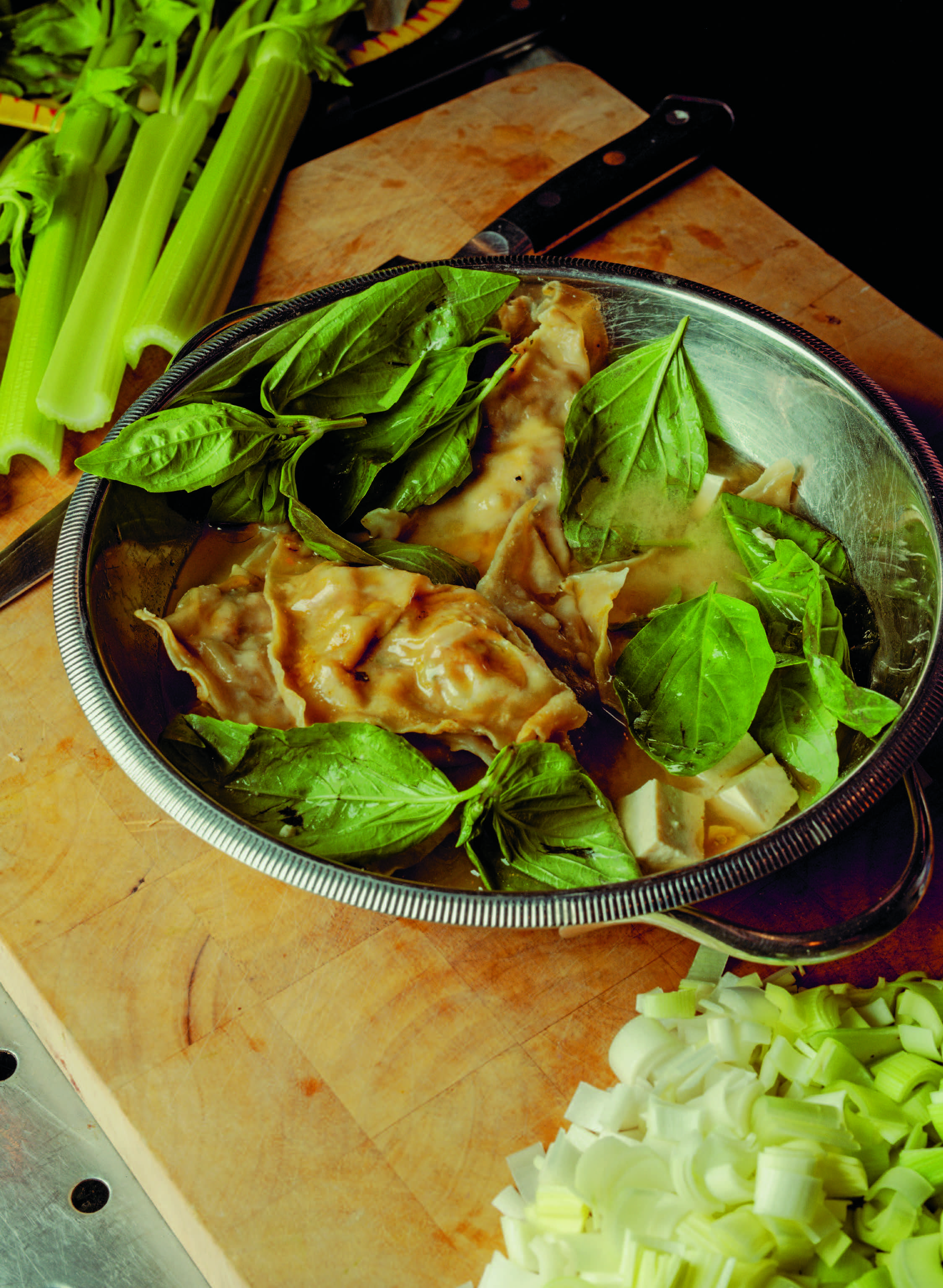 Wontons aux légumes et soupe miso : une recette végétale réconfortante
