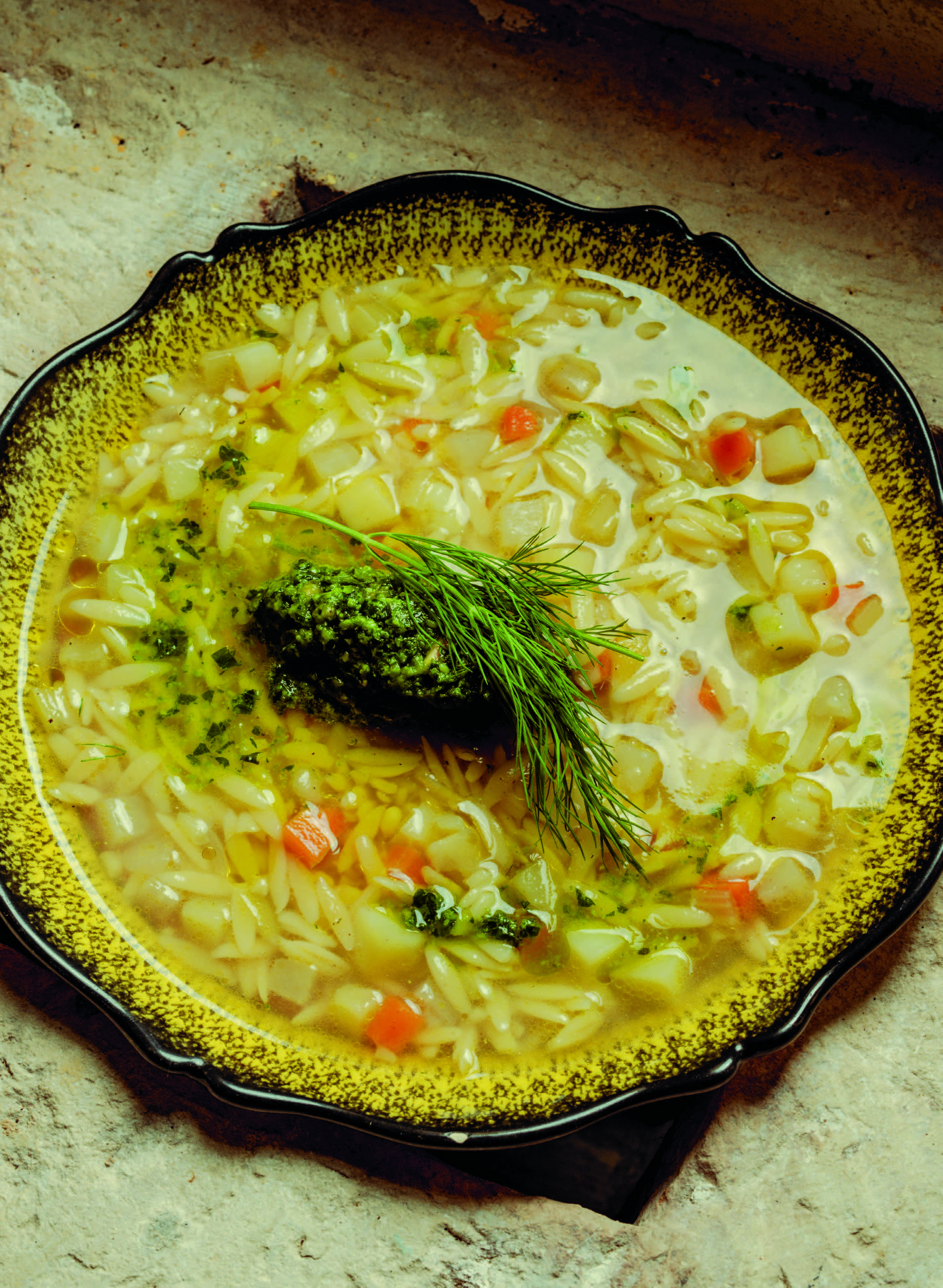 Minestrone aux langues d’oiseau et pistou d’herbes : un plat complet et réconfortant