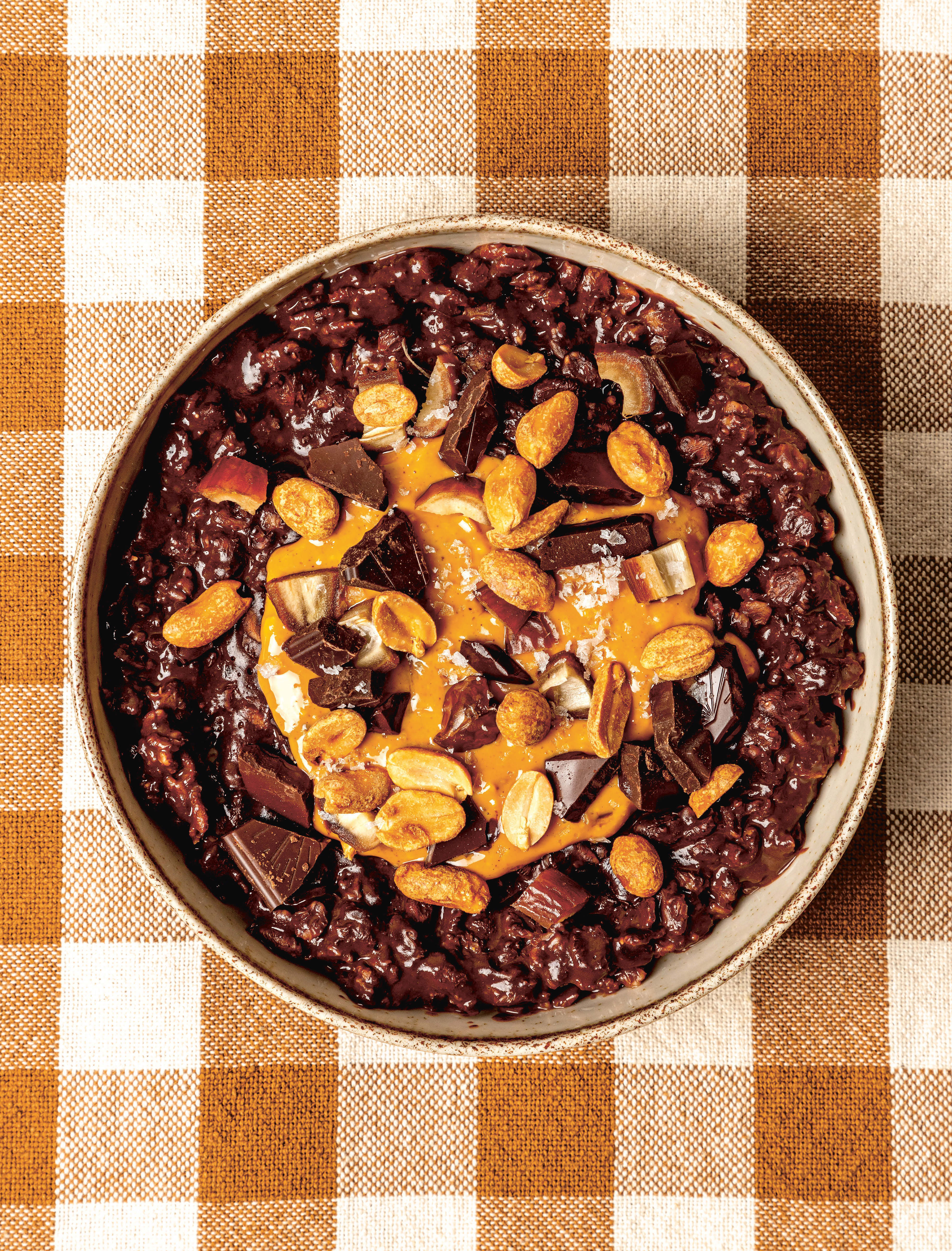 Porridge chocolat, dattes et cacahuètes : un petit-déjeuner gourmand et nourrissant